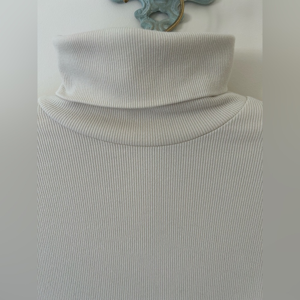 Vintage Ralph Lauren Ribbed Knit Turtleneck Sweater in Cream
Size: Large
EUC - Picture 2 of 10